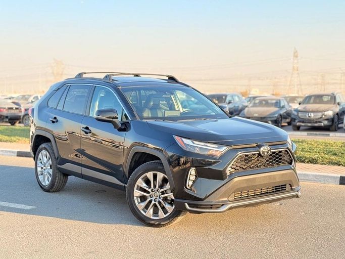 مستعملة Toyota RAV4 V (XA50), 2.5 l, 2022 في في دبي من GHAZNI MOTORS، اللون أسود. المواصفات الأمريكية | AUTO.AE