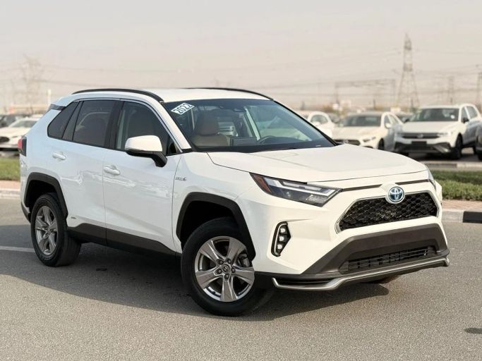 مستعملة Toyota RAV4 V (XA50), 2.5 l, 2022 في في دبي من GHAZNI MOTORS، اللون أبيض. المواصفات الأمريكية | AUTO.AE