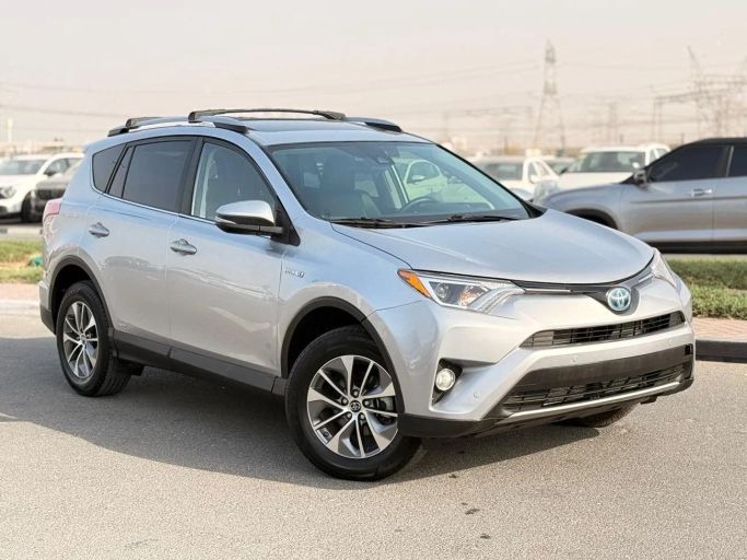 مستعملة Toyota RAV4 عملية فيس ليفت IV (XA40), 2.5 l, 2017 في في دبي من GHAZNI MOTORS، اللون فضي. المواصفات الأمريكية | AUTO.AE