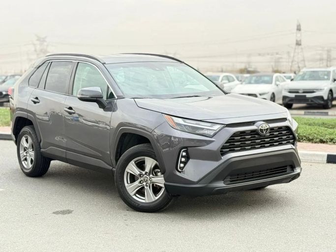 مستعملة Toyota RAV4 V (XA50), 2.5 l, 2024 في في دبي من GHAZNI MOTORS، اللون رمادي. المواصفات الأمريكية | AUTO.AE