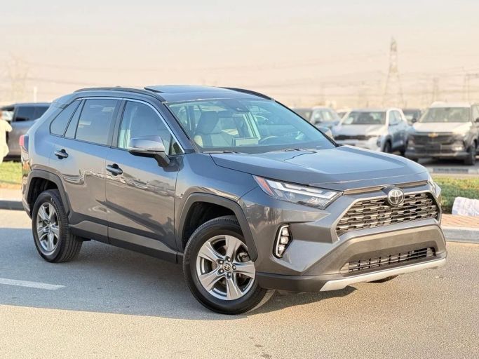 Подержанный Toyota RAV4 V (XA50), 2.5 л, 2022 в Дубае от GHAZNI MOTORS Серый цвет. Американская | AUTO.AE
