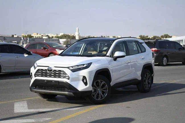 جديدة Toyota RAV4 V (XA50), 2.5 l, 2025 في في دبي من AL MADINA CARS FZE، اللون أبيض. مواصفات الخليج | AUTO.AE