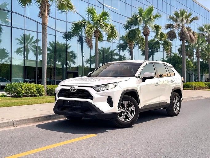 Подержанный Toyota RAV4 V (XA50), 2.5 л, 2022 в Дубае от INFINITY DRIVE Белый цвет. GCC | AUTO.AE