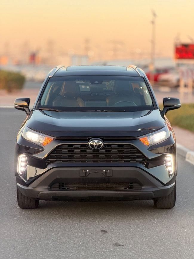 Подержанный Toyota RAV4 V (XA50), 2.5 л, 2021 в Дубае от GHAZNI MOTORS Черный цвет. Американская | AUTO.AE | Объявление #259228