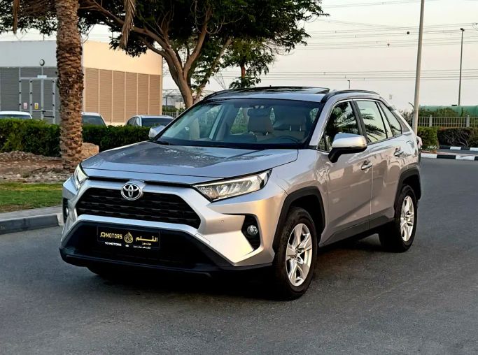Подержанный Toyota RAV4 V (XA50), 2.5 л, 2019 в Дубае от Q Motors Серебристый цвет. GCC | AUTO.AE | Объявление #263604
