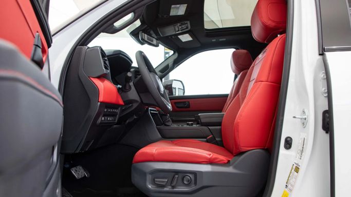 Новый Toyota Sequoia III, 3.4 л, 2025 в Дубае от Dresden Motors Белый цвет. Канадская | AUTO.AE