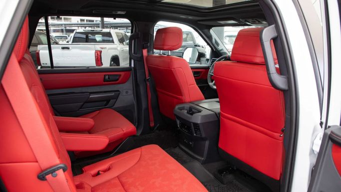 Новый Toyota Sequoia III, 3.4 л, 2025 в Дубае от Dresden Motors Белый цвет. Канадская | AUTO.AE