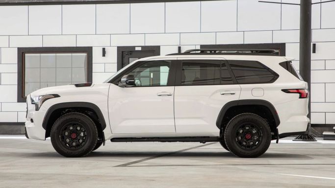 Новый Toyota Sequoia III, 3.4 л, 2025 в Дубае от Dresden Motors Белый цвет. Канадская | AUTO.AE