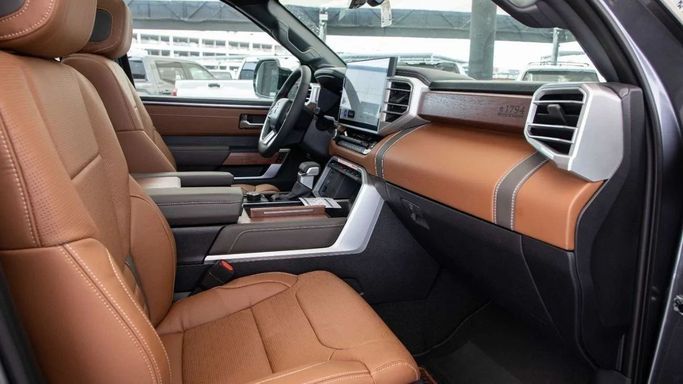 Новый Toyota Sequoia III, 3.4 л, 2025 в Дубае от Dresden Motors Серый цвет. Канадская | AUTO.AE