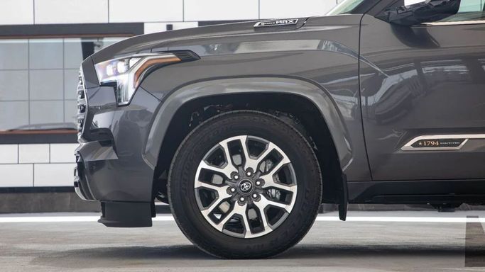 Новый Toyota Sequoia III, 3.4 л, 2025 в Дубае от Dresden Motors Серый цвет. Канадская | AUTO.AE