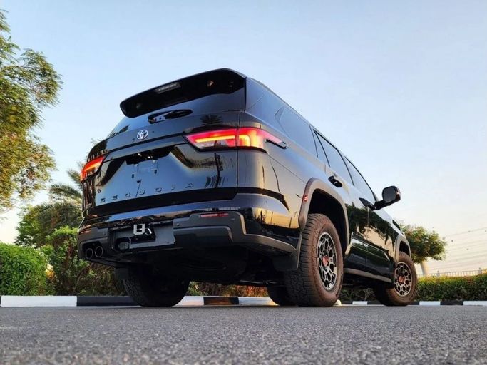 Новый Toyota Sequoia III, 3.4 л, 2023 в Дубае от Mohamed Hakim Motors Черный цвет. GCC | AUTO.AE