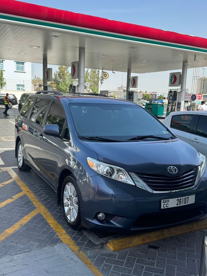 Used Toyota Sienna III Facelift, 3.5 l, 2015 in Dubai, Blue color. American Specs | AUTO.AE