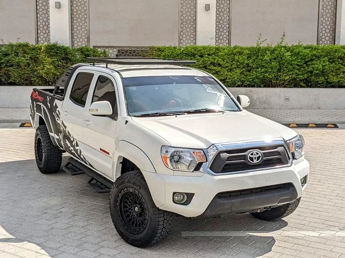 Подержанный Toyota Tacoma II Рестайлинг, 4.0 л, 2015 в Дубае от NEW ABU TAJ MOTORS Белый цвет. Американская | AUTO.AE