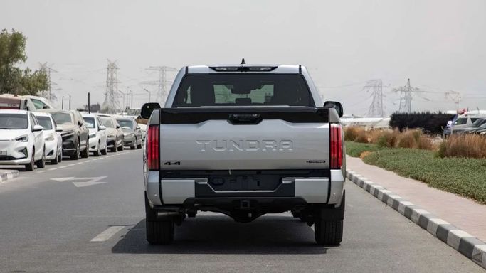 Новый Toyota Tundra III, 3.4 л, 2025 в Дубае от Dresden Motors Серебристый цвет. Канадская | AUTO.AE