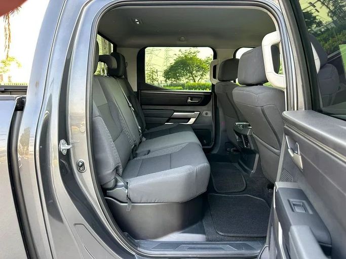 Подержанный Toyota Tundra III, 3.4 л, 2023 в Дубае от Alta Class Motors Черный цвет. Американская | AUTO.AE