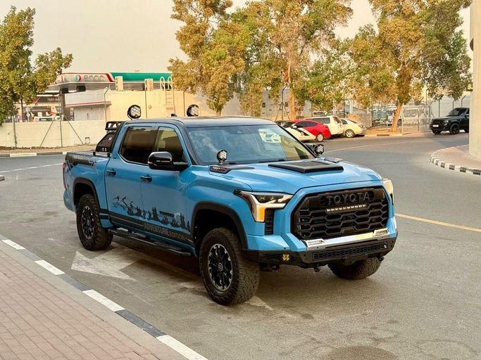 مستعملة Toyota Tundra ثالثاً, 3.4 l, 2022 في في دبي من Shamshad Motors FZCO، اللون أزرق. المواصفات الكندية | AUTO.AE