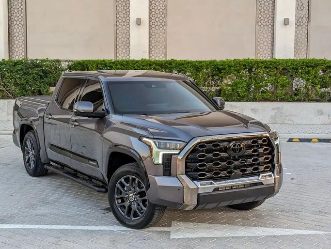 مستعملة Toyota Tundra ثالثاً, 3.4 l, 2023 في في دبي من NEW ABU TAJ MOTORS، اللون رمادي. المواصفات الأمريكية | AUTO.AE