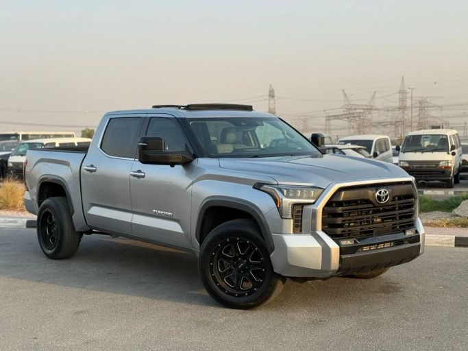 Подержанный Toyota Tundra III, 3.4 л, 2022 в Дубае от GHAZNI MOTORS Серебристый цвет. Американская | AUTO.AE