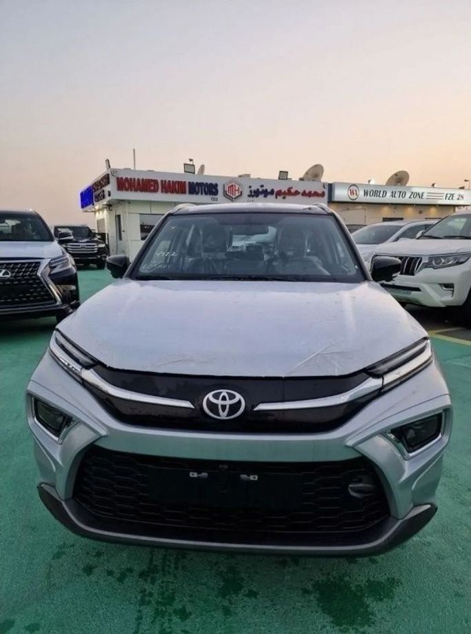Новый Toyota Urban Cruiser III, 1.5 л, 2024 в Дубае от Mohamed Hakim Motors Серебристый цвет. GCC | AUTO.AE