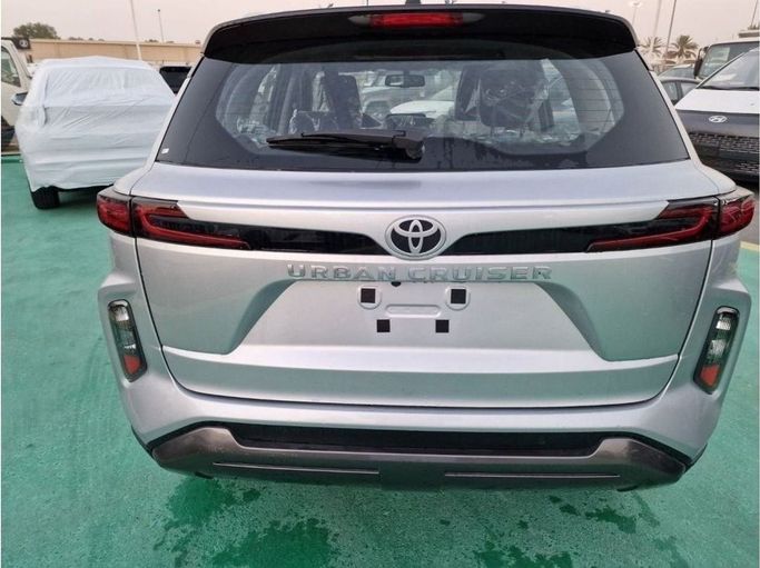 Новый Toyota Urban Cruiser III, 1.5 л, 2024 в Дубае от Mohamed Hakim Motors Серебристый цвет. GCC | AUTO.AE