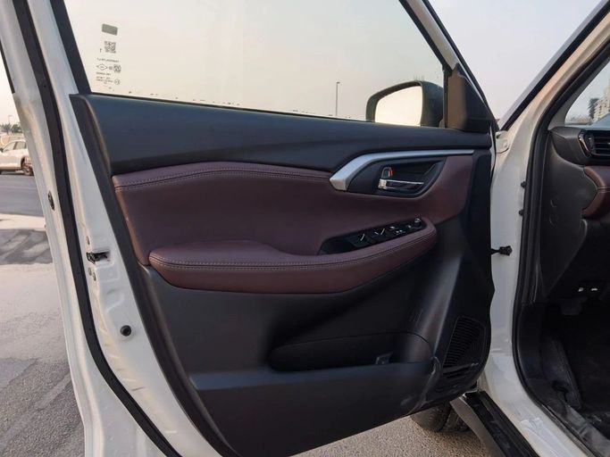 Новый Toyota Urban Cruiser III, 1.5 л, 2025 в Дубае от Al Rawnaq Motors  Белый цвет. GCC | AUTO.AE