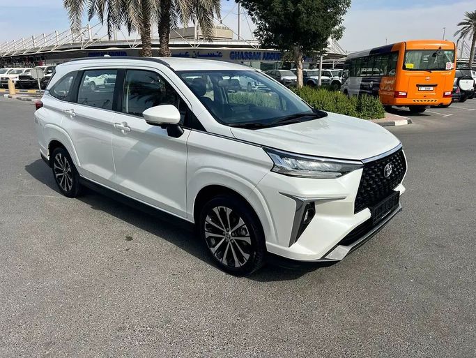 Подержанный Toyota Veloz, 1.5 л, 2024 в Дубае от First Choice Motors Белый цвет. GCC | AUTO.AE