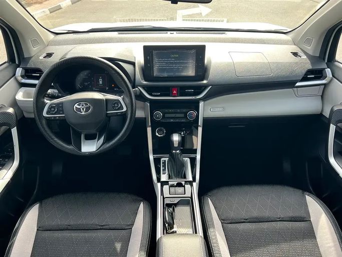 Подержанный Toyota Veloz, 1.5 л, 2024 в Дубае от First Choice Motors Белый цвет. GCC | AUTO.AE