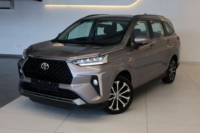 Подержанный Toyota Veloz, 1.5 л, 2025 в Дубае от AL MARWA CARS Серебристый цвет. GCC | AUTO.AE | Объявление #267021