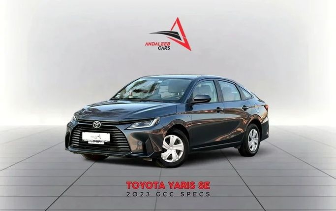 Подержанный Toyota Yaris IV, 1.5 л, 2023 в Дубае от Andaleeb Cars Серый цвет. GCC | AUTO.AE