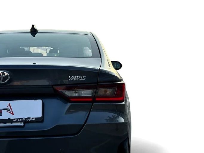 Подержанный Toyota Yaris IV, 1.5 л, 2023 в Дубае от Andaleeb Cars Серый цвет. GCC | AUTO.AE