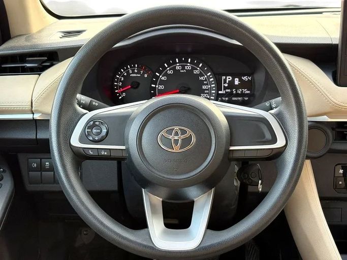 Подержанный Toyota Yaris IV, 1.5 л, 2023 в Дубае от Andaleeb Cars Серый цвет. GCC | AUTO.AE