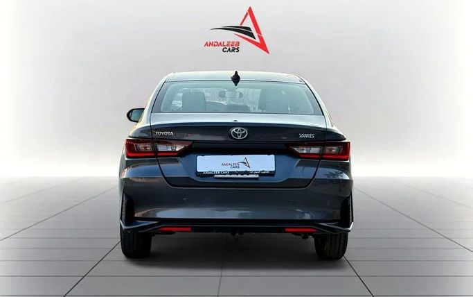 Подержанный Toyota Yaris IV, 1.5 л, 2023 в Дубае от Andaleeb Cars Серый цвет. GCC | AUTO.AE