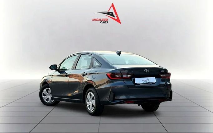 Подержанный Toyota Yaris IV, 1.5 л, 2023 в Дубае от Andaleeb Cars Серый цвет. GCC | AUTO.AE