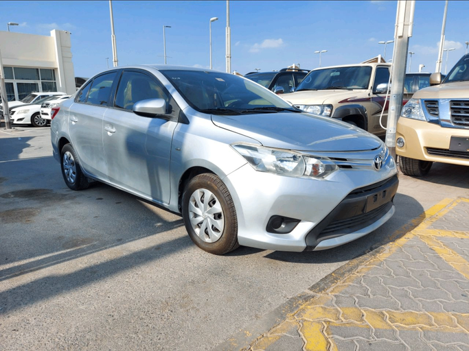 Подержанный Toyota Yaris XP150, 1.5 л, 2015 в Дубае от Abdo Al Muthanna Used Cars Серебристый цвет. Японская | AUTO.AE