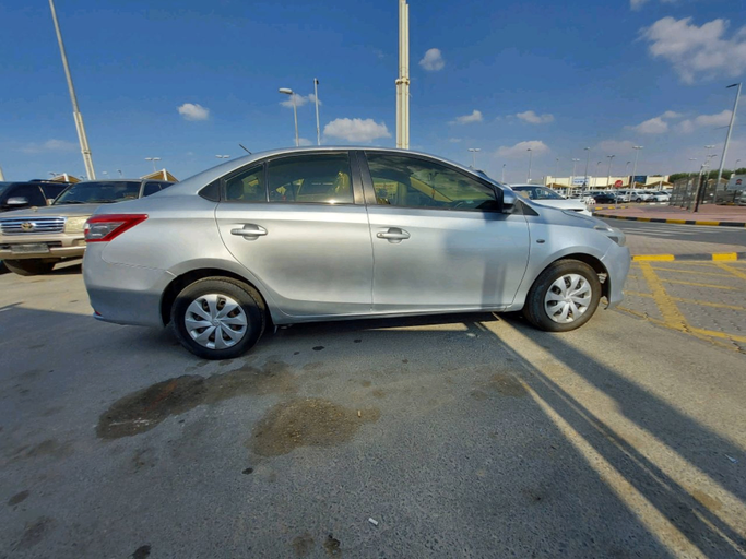 Подержанный Toyota Yaris XP150, 1.5 л, 2015 в Дубае от Abdo Al Muthanna Used Cars Серебристый цвет. Японская | AUTO.AE