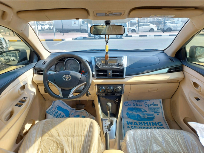 Подержанный Toyota Yaris XP150, 1.5 л, 2015 в Дубае от Abdo Al Muthanna Used Cars Серебристый цвет. Японская | AUTO.AE