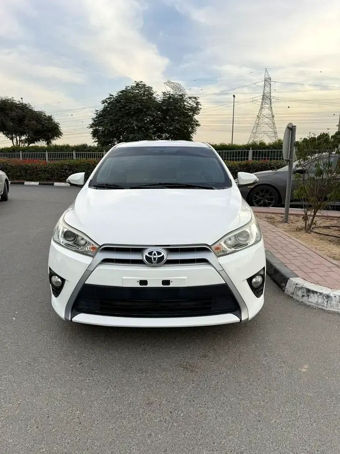 Подержанный Toyota Yaris III Рестайлинг, 1.5 л, 2016 в Дубае от Verified Hub Used Automobile Trading LLC Белый цвет. GCC | AUTO.AE