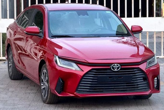 Подержанный Toyota Yaris XP150 Рестайлинг, 1.5 л, 2023 в Дубае от Morya Jeswani Cars Красный цвет. GCC | AUTO.AE