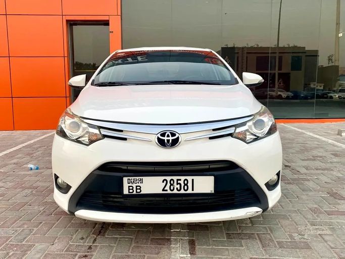 مستعملة Toyota Yaris XP150, 1.5 l, 2016 في في دبي من Telsolco، اللون أبيض. مواصفات الخليج | AUTO.AE