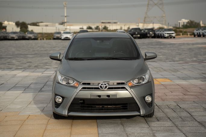 Подержанный Toyota Yaris III Рестайлинг, 1.5 л, 2015 в Дубае от Alkady Cars Серый цвет. Корейская | AUTO.AE