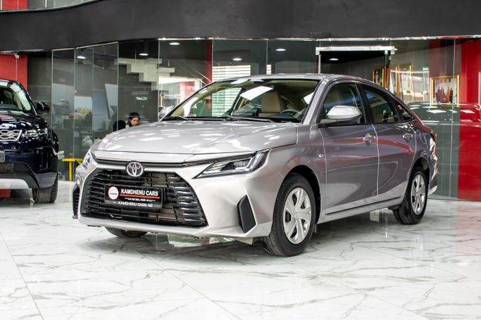 Подержанный Toyota Yaris IV (AC100), 1.5 л, 2023 в Дубае от Kamdhenu Cars Серебристый цвет.  | AUTO.AE | Объявление #264239