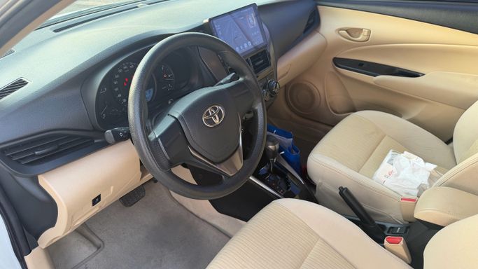 Подержанный Toyota Yaris XP150 Рестайлинг, 1.5 л, 2022 в ОАЭ, Дубай Белый цвет. GCC | AUTO.AE | Объявление #288290 — фото 10 из 14