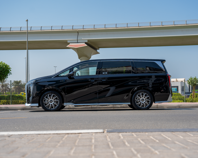 Trumpchi (GAC) E9 I, 2023 минивэн  класса в Дубае от One by One Car Rental - Angelyn черный цвет | AUTO.AE