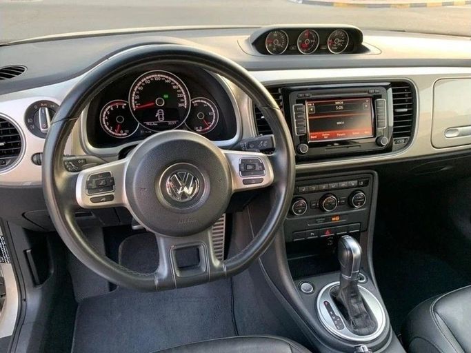 Подержанный Volkswagen Beetle II (A5), 2.0 л, 2015 в Дубае от Royal Motors Серебристый цвет. GCC | AUTO.AE