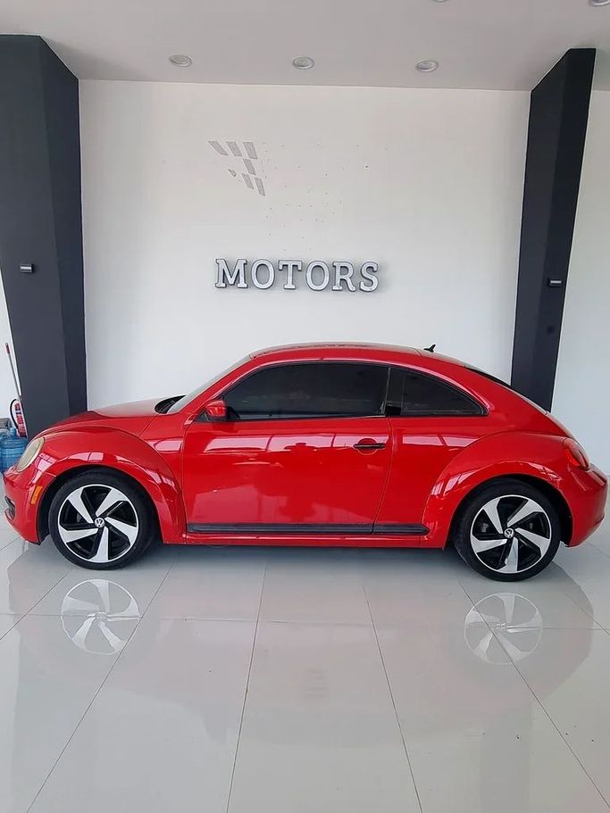 مستعملة Volkswagen Beetle II (A5), 2.0 l, 2014 في في دبي من F1 Motors، اللون أحمر. المواصفات الأمريكية | AUTO.AE