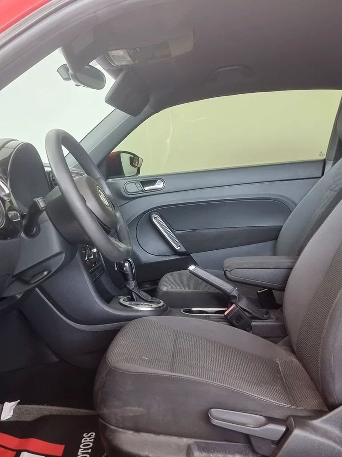 مستعملة Volkswagen Beetle II (A5), 2.0 l, 2014 في في دبي من F1 Motors، اللون أحمر. المواصفات الأمريكية | AUTO.AE