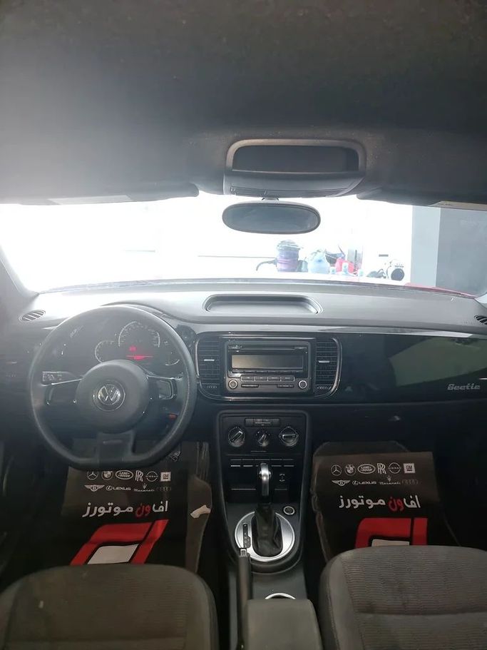 مستعملة Volkswagen Beetle II (A5), 2.0 l, 2014 في في دبي من F1 Motors، اللون أحمر. المواصفات الأمريكية | AUTO.AE