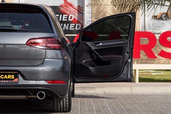 Подержанный Volkswagen Golf GTI VII Рестайлинг, 2.0 л, 2019 в Дубае от Linda Cars Серый цвет. GCC | AUTO.AE