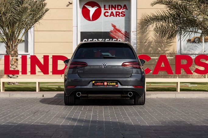Подержанный Volkswagen Golf GTI VII Рестайлинг, 2.0 л, 2019 в Дубае от Linda Cars Серый цвет. GCC | AUTO.AE