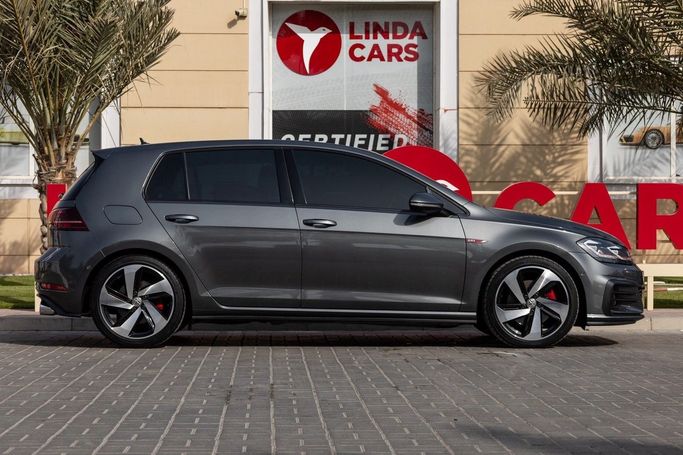 Подержанный Volkswagen Golf GTI VII Рестайлинг, 2.0 л, 2019 в Дубае от Linda Cars Серый цвет. GCC | AUTO.AE
